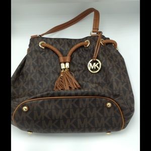 Authentic Michael Kors Purse. Very gently used. No dust bag.